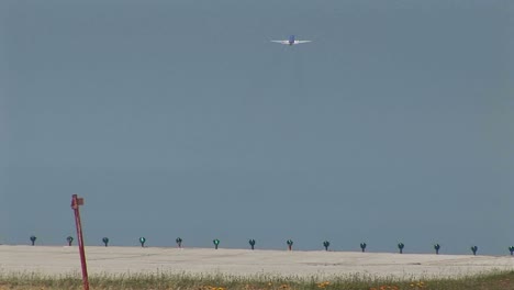 Ein-Jet-Startet-Von-Einer-Landebahn,-Während-Ein-Anderer-Jet-Landet