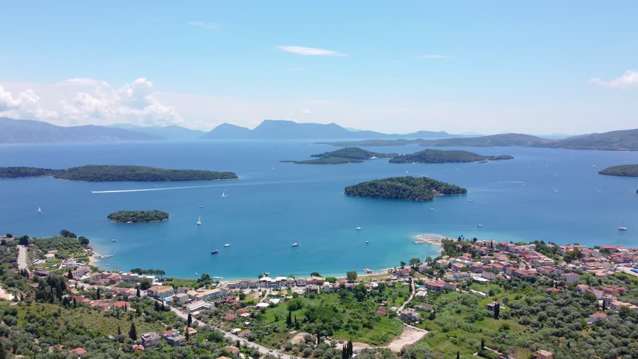 la vista panorámica desde el punto de vista del balcón sobre la ciudad de nydri ofrece impresionantes vistas de la isla de lefkada y las playas jónicas cercanas, famosas por los viajes a las islas jónicas.