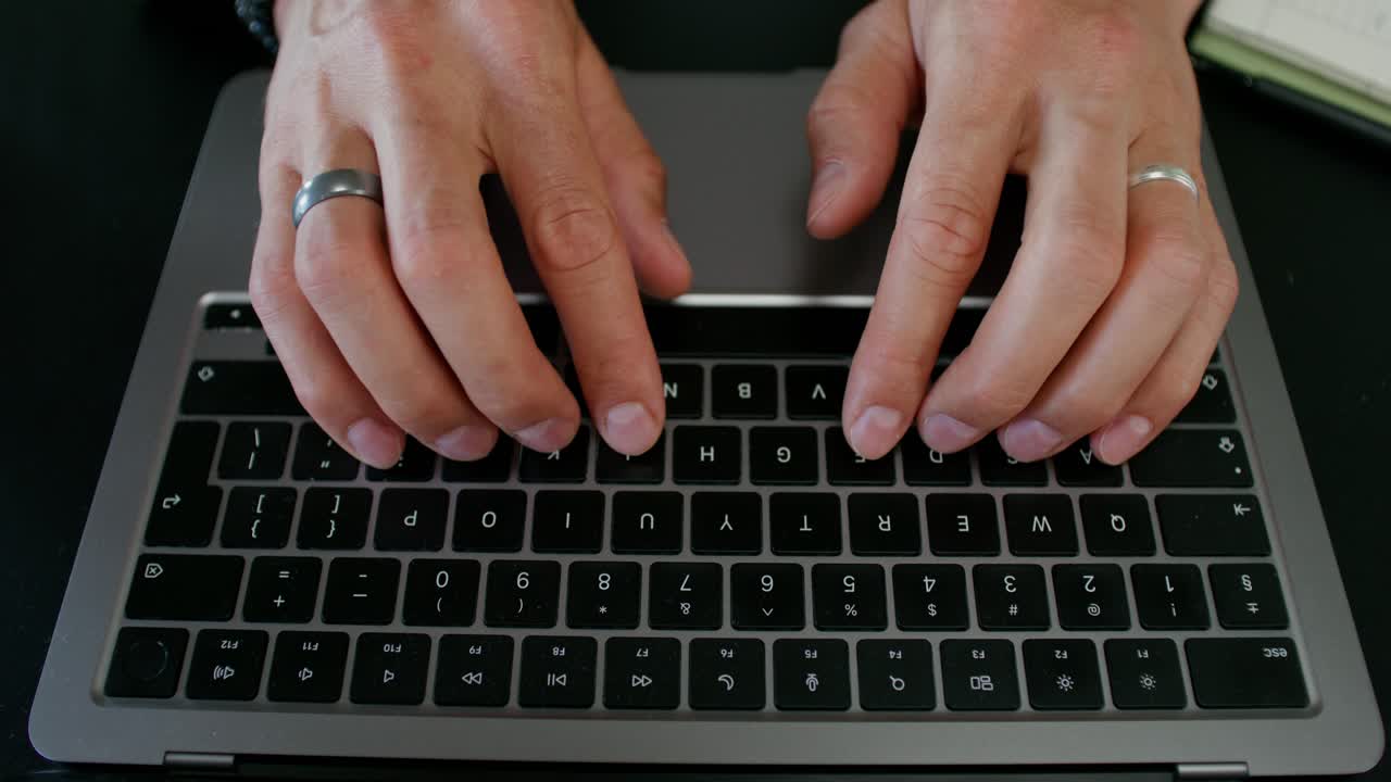 노트북 키보드에서 타이핑하는 사람