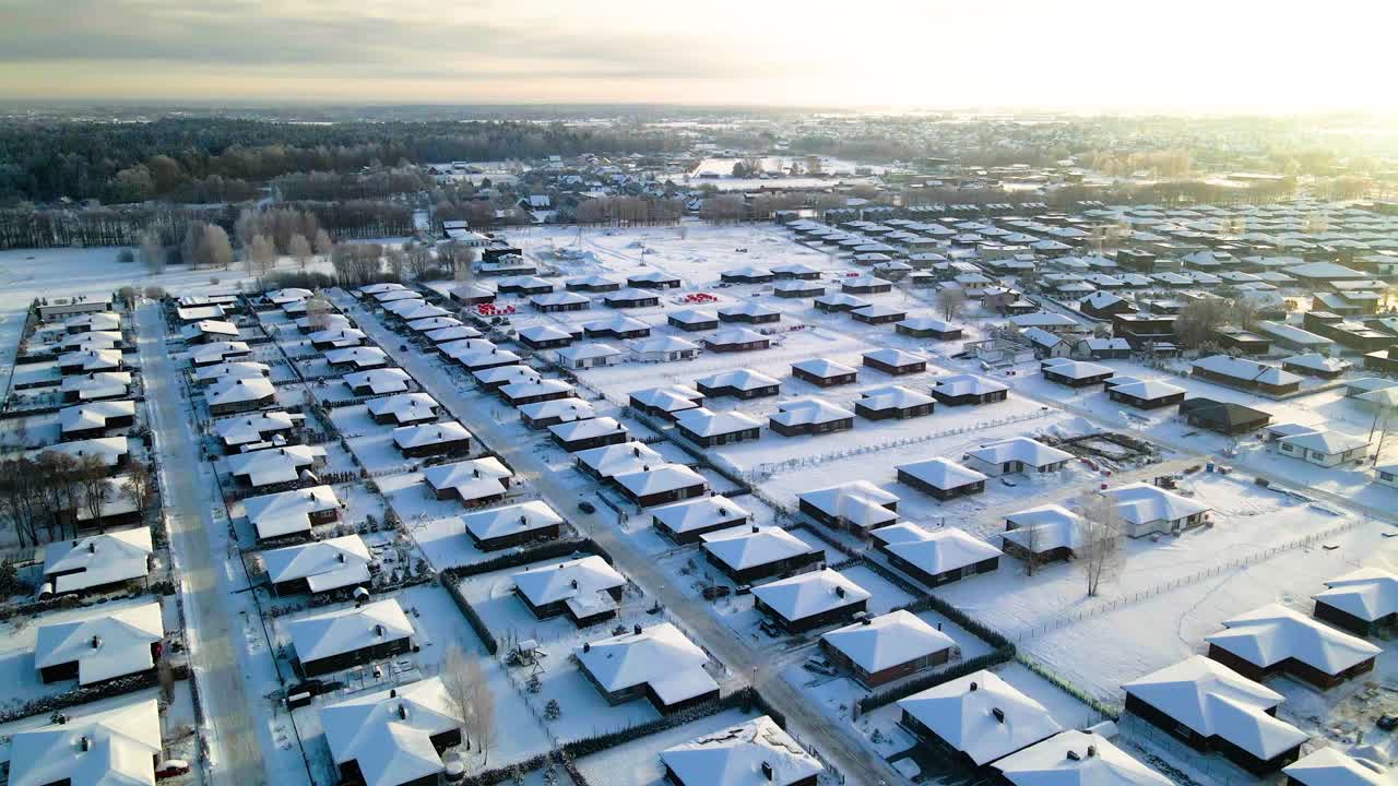 겨울에 눈으로 덮인 동네 집들의 공중 촬영, 흐린 날, 위에서 촬영, 패럴랙스 샷