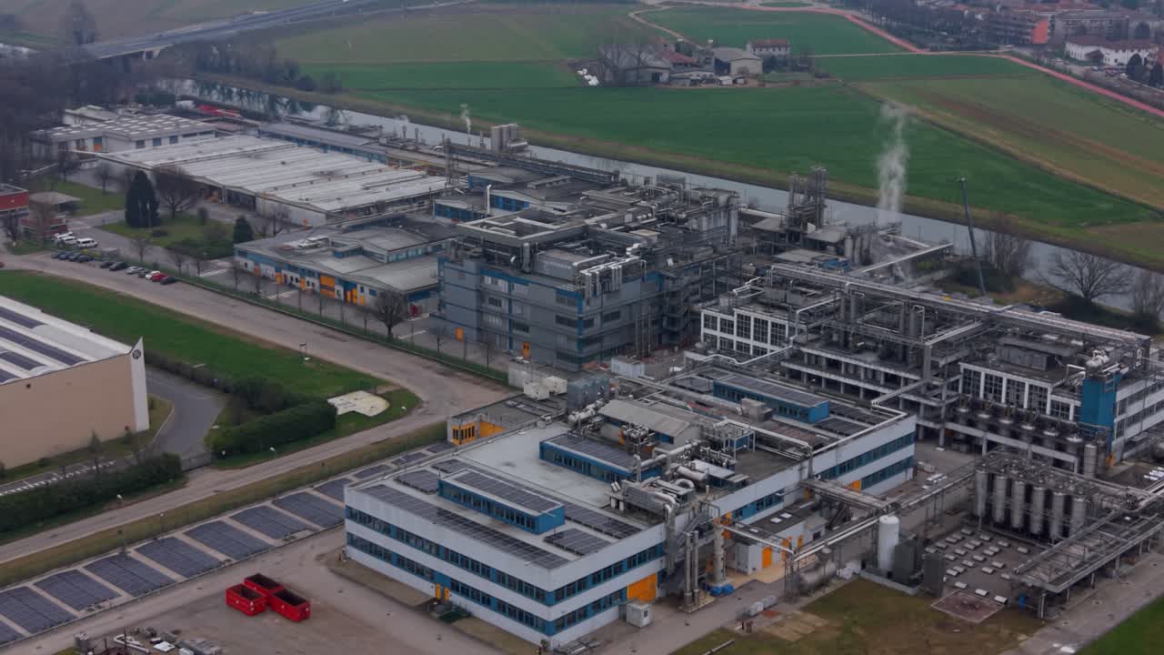 Farmaceutisk produktionsanlæg nær industripark ved floden
