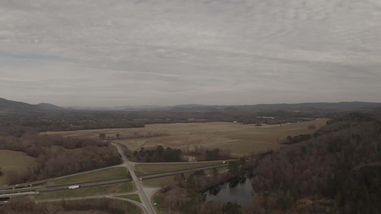 주요 고속도로 교차로 근처의 작은 마을에서의 생활