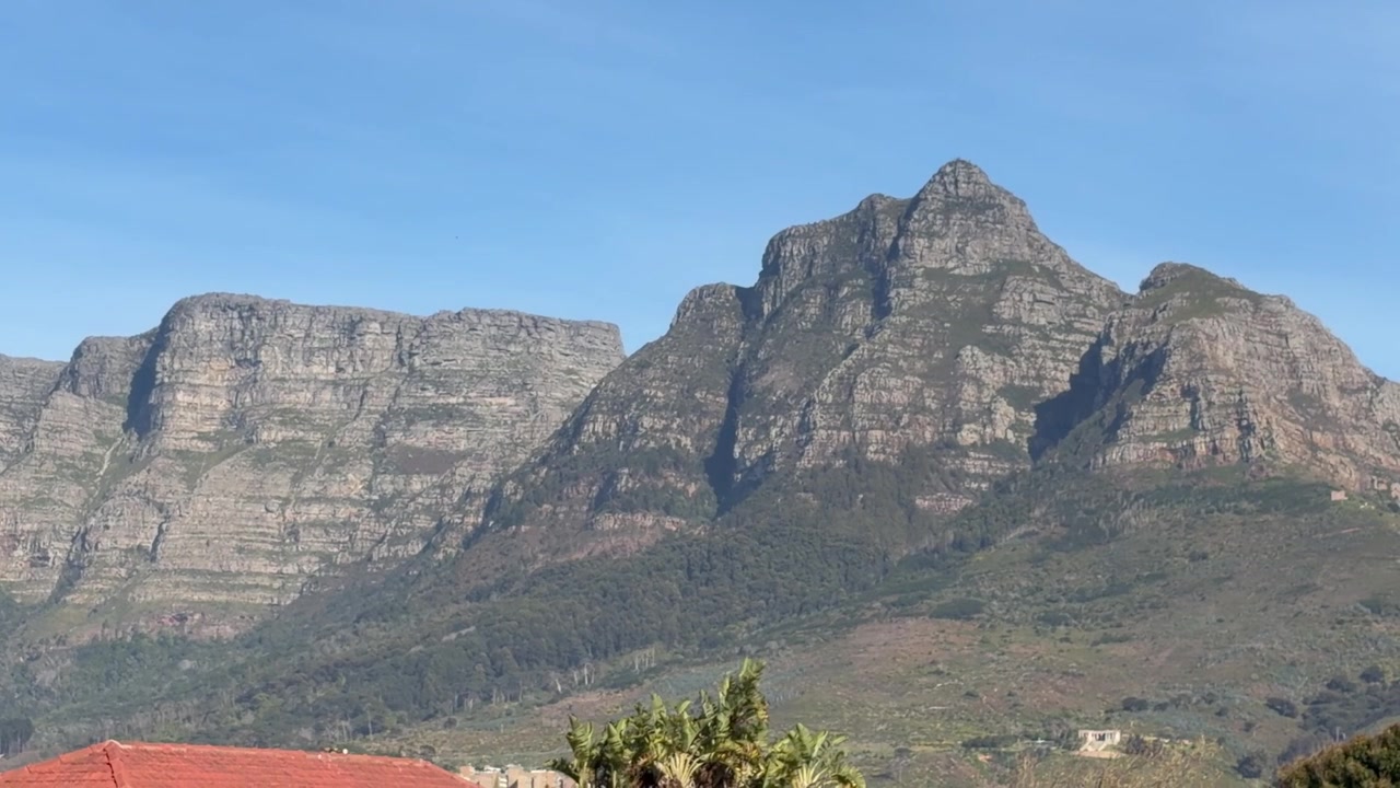 Picco del Diavolo e Table Mountain a Città del Capo in una chiara mattina di sole.