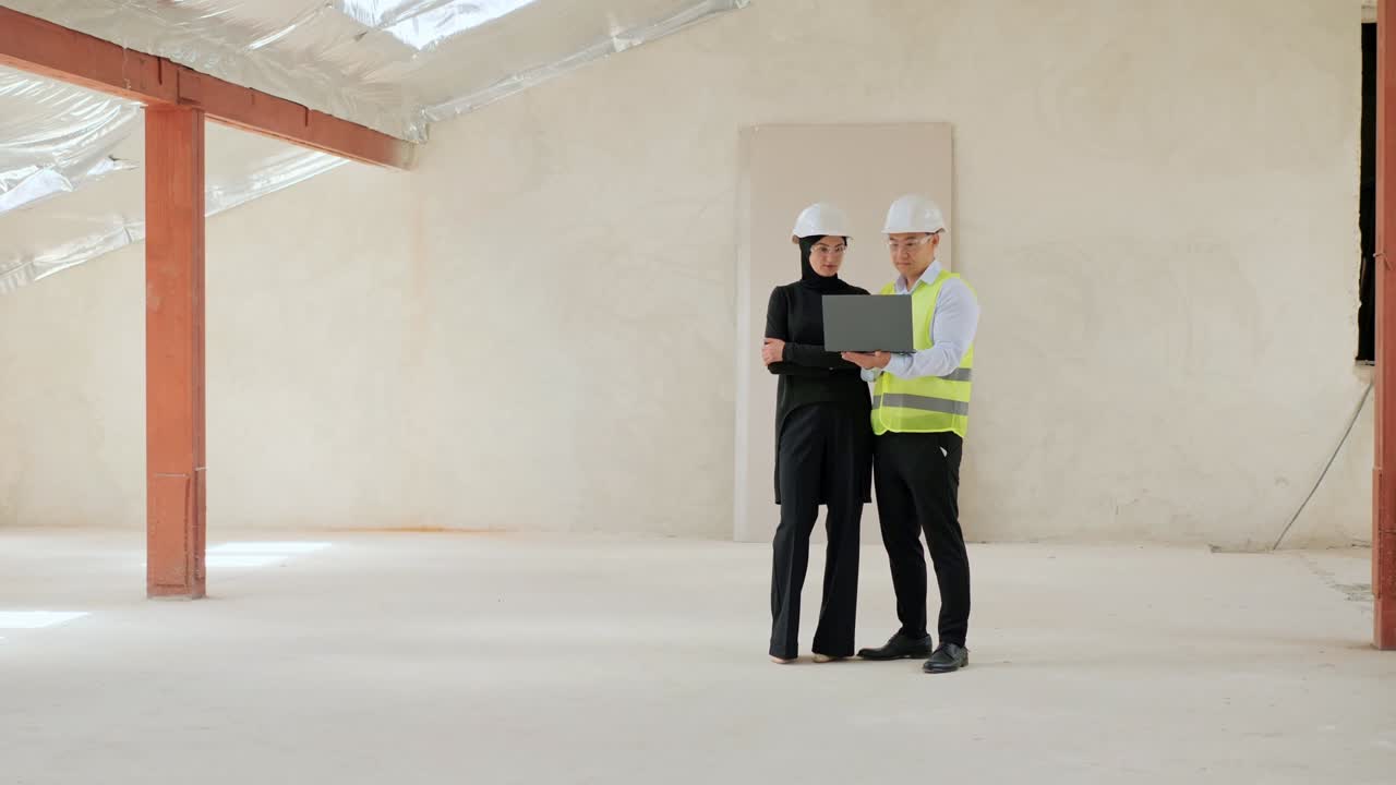 diversos empresarios profesionales multinacionales. ingeniero de la industria asiática con uniforme de seguridad mostrando el proyecto en la computadora portátil hablando con un inversor árabe musulmán. discutiendo un acuerdo de inversión.