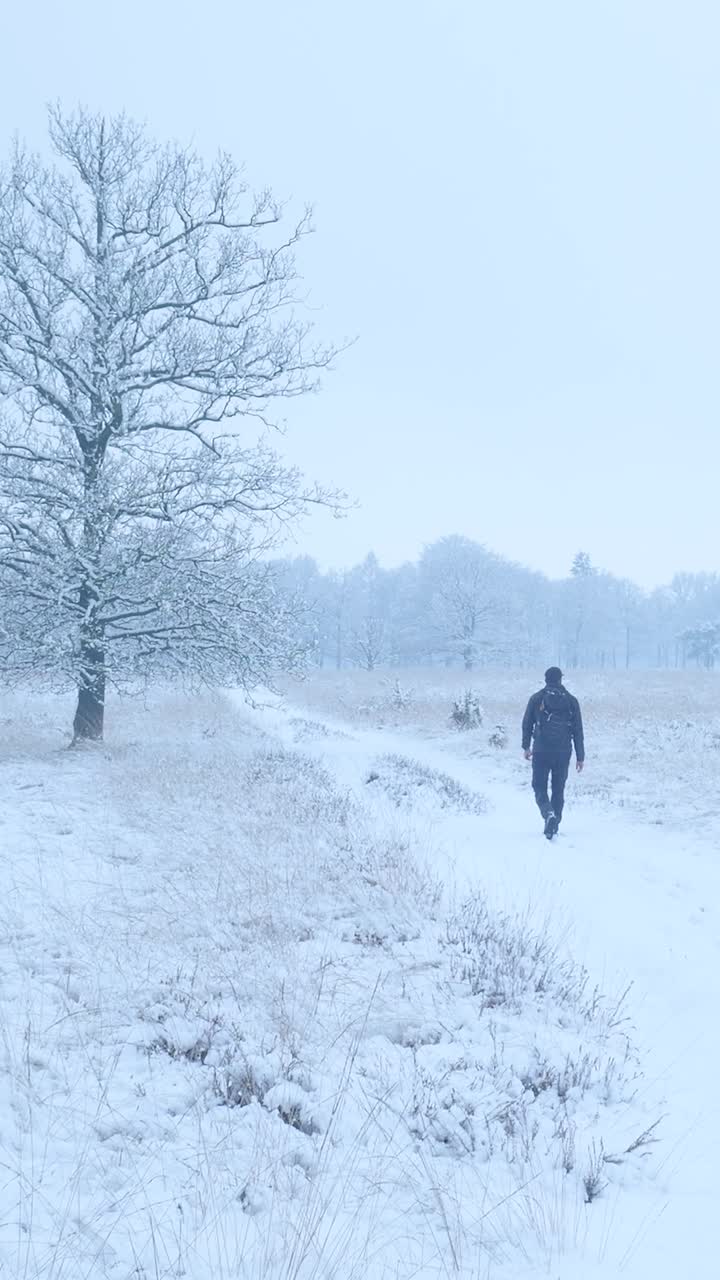 겨울 풍경 에서 눈 인 길 을 고 있는 사람