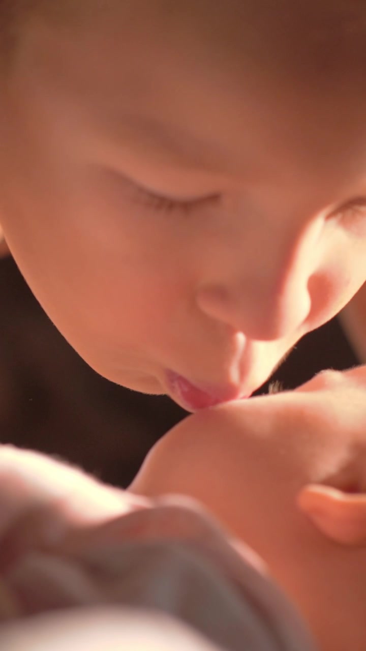 Bambino che dà un bacio alla sorellina