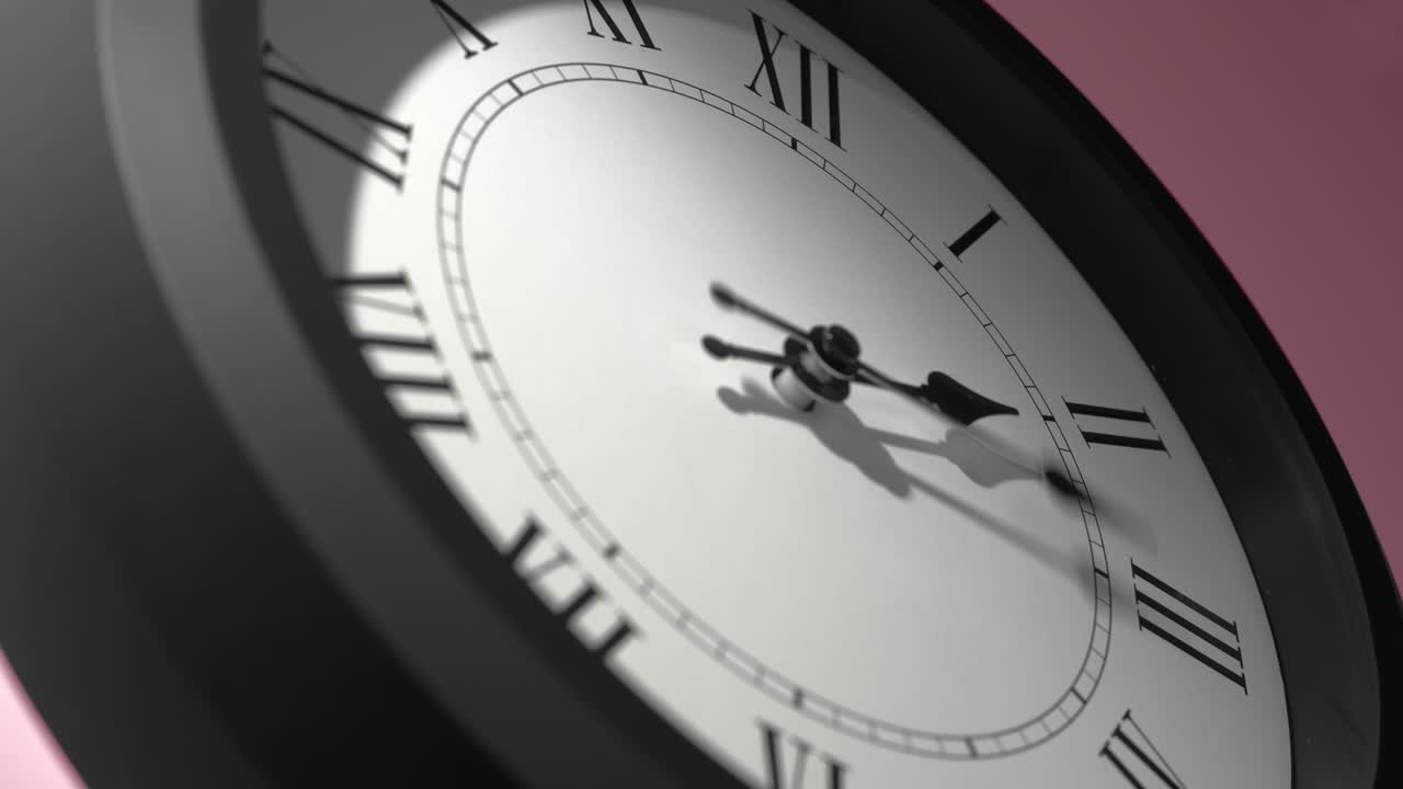 reloj latino en rosa rosa pared en el lapso de tiempo