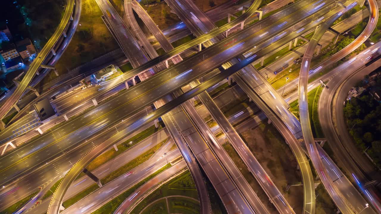 큰 교차로 다리와 고속도로를 가로지르는 교통의 공중 하이퍼 스 (aerial hyperlapse of traffic over big intersection bridges and ring road) - 태국 방의 큰 순환교차로 위에서 드론이 촬영한 4k 공중 사진.
