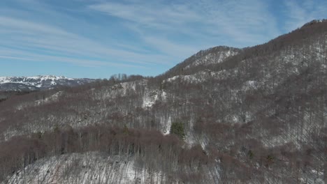 Schneebedeckter-Berg-Drohnenaufnahme-2