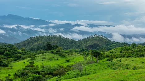 Rocío-De-La-Tarde-En-Una-Zona-Montañosa-En-Chalatenango,-El-Salvador---Timelapse