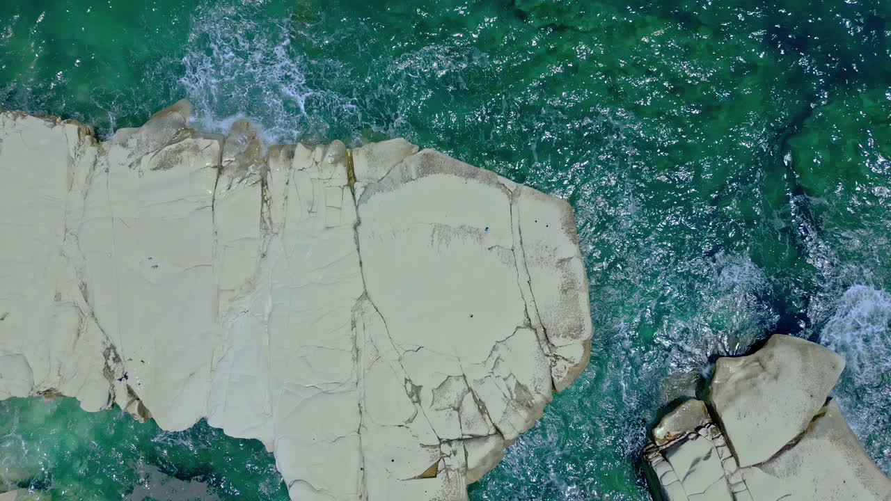 ⁇  바위, 키프로스, 위에서 아래로 공중 촬영, 빠른 고도 비행, 큰  ⁇  바위, 바다 스프레이, 바람, 아름다운 바다