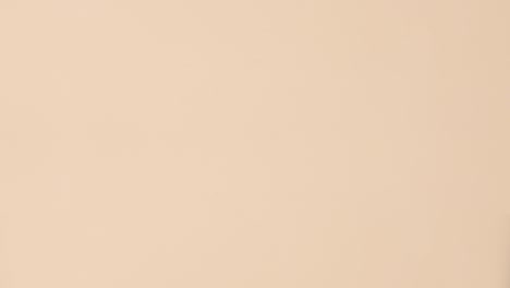 los libros vintage con cubierta dura hacen un marco con espacio de copia en un fondo beige.