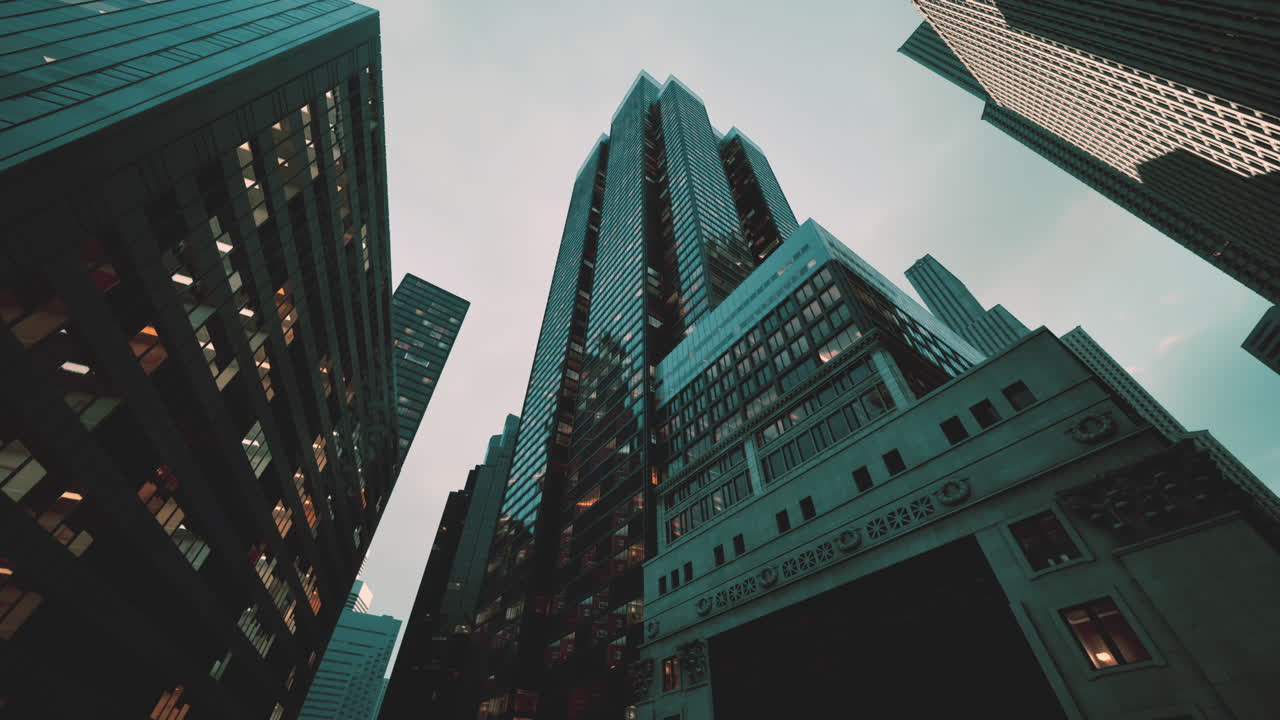 Um edifício alto em uma cidade