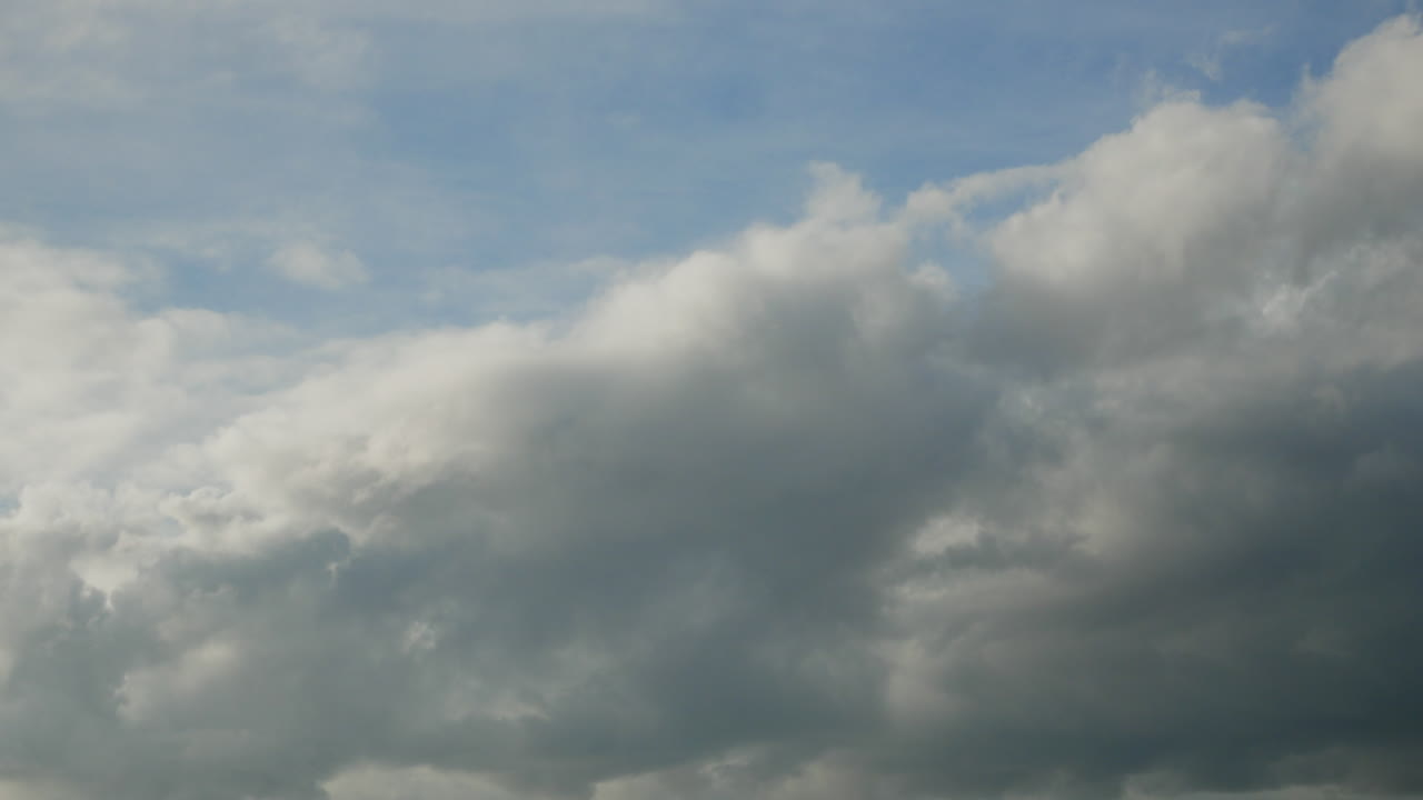 tiro de lapso de tiempo de hermoso cielo azul y nubes de rápido movimiento y deformación