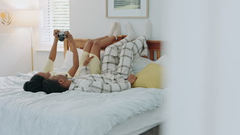 zwart paar, slaapkamer en selfie met digitale
