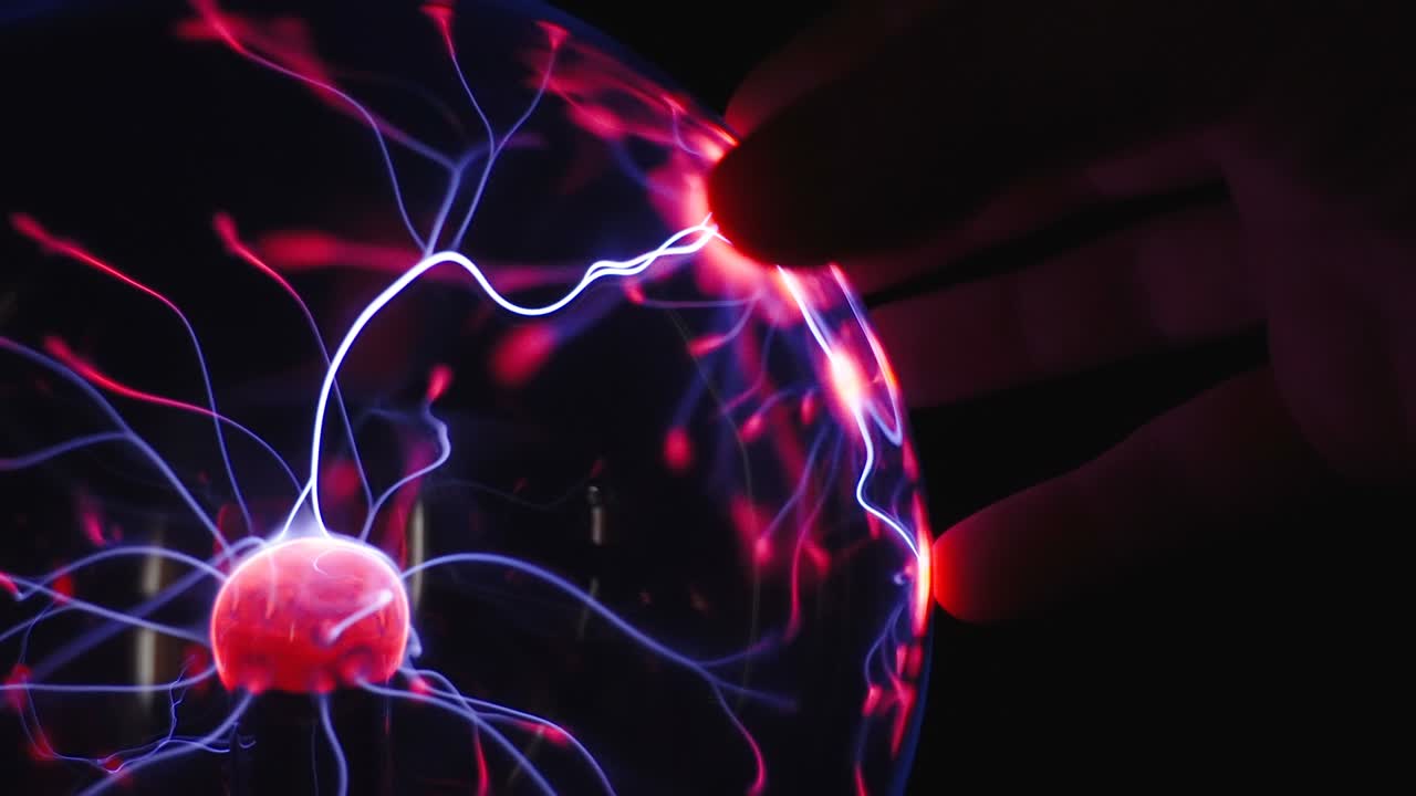 los dedos en la bola de plasma en estonia