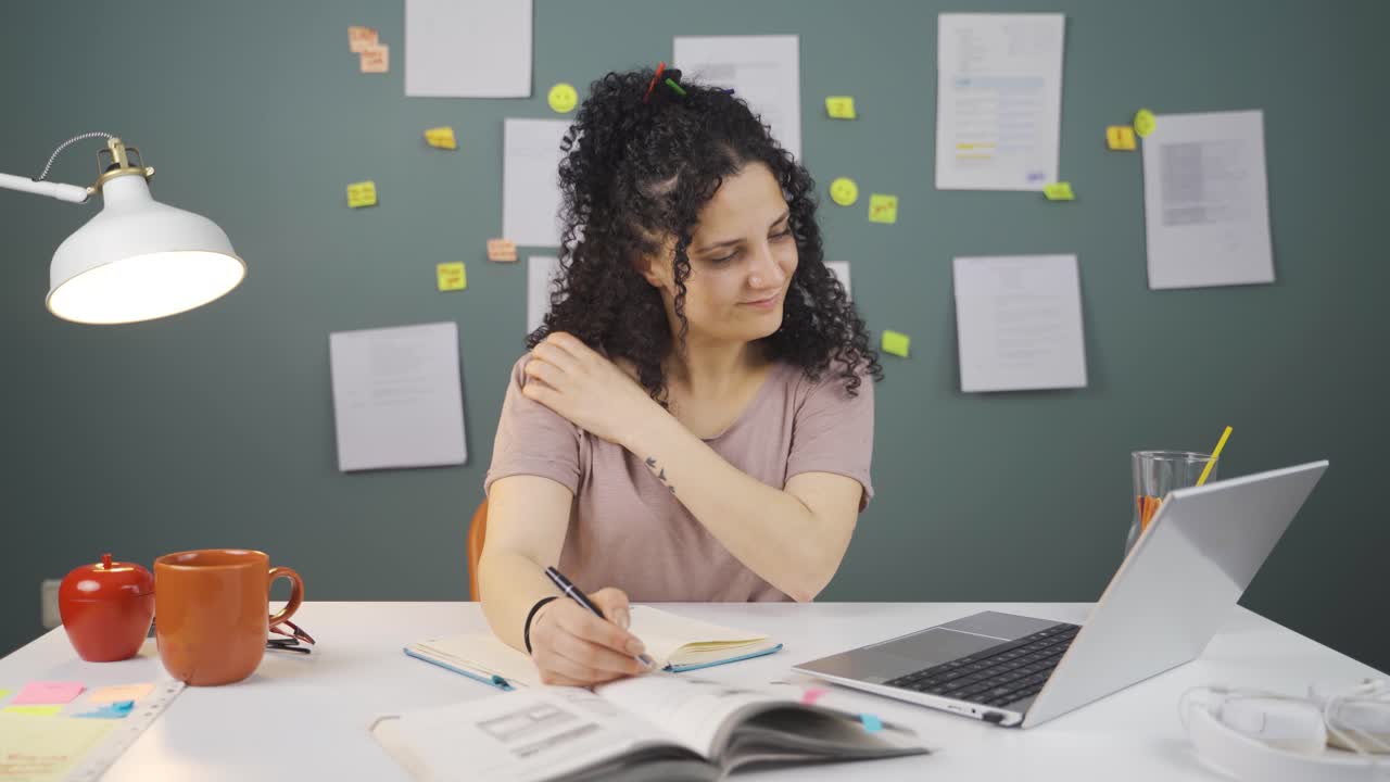 el cuerpo de la estudiante con alergias tiene picazón.