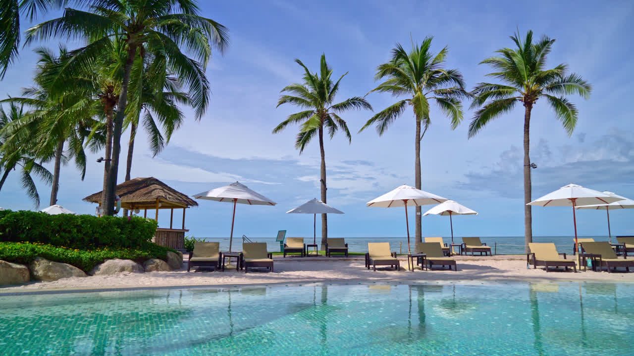 hermosa sombrilla y silla alrededor de la piscina en el hotel y resort - concepto de vacaciones