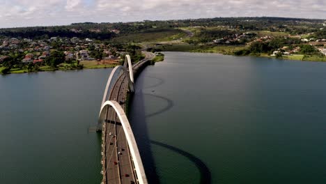 Antena-Panorámica-Del-Puente-Juscelino-Kubitschek-Sobre-El-Lago-Paranoá-En-Brasilia.