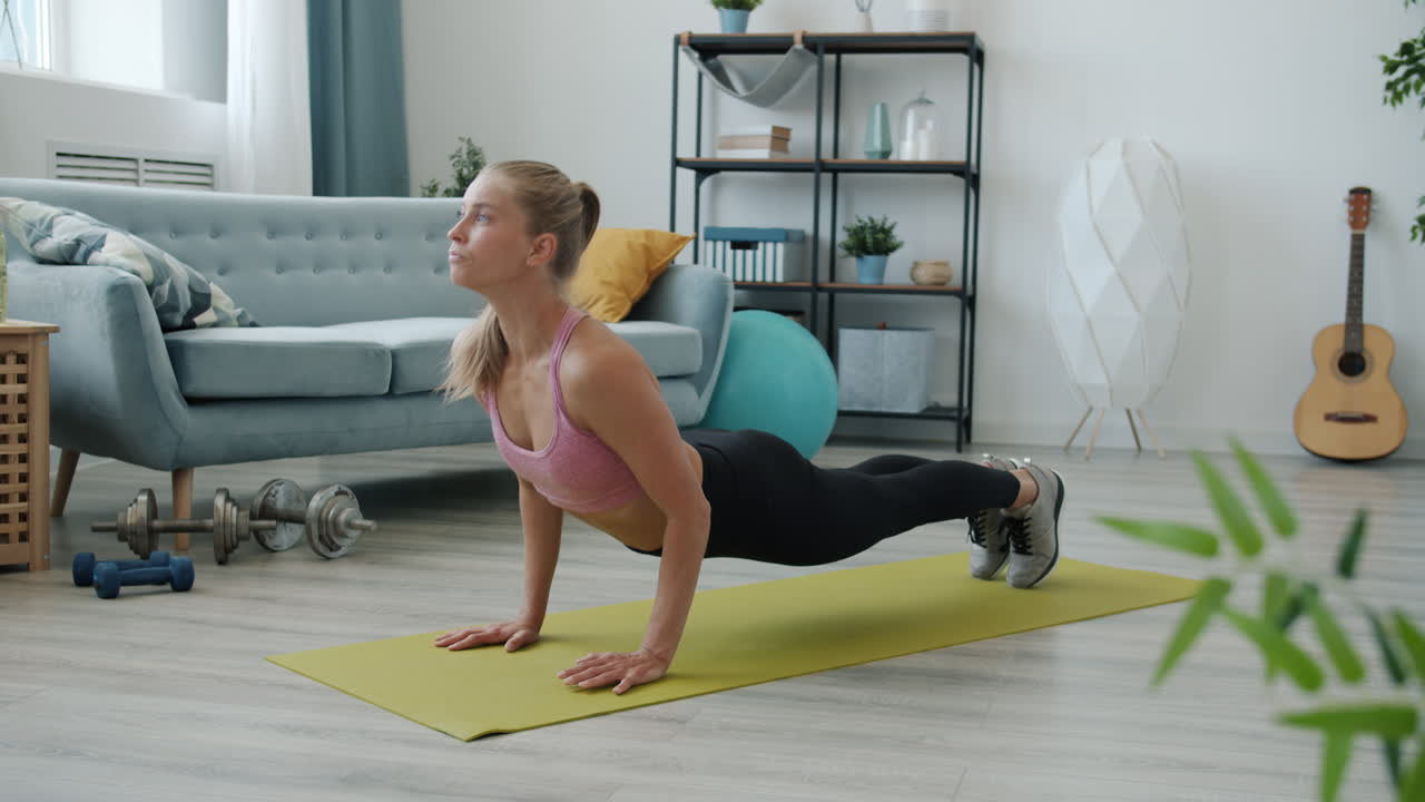 mujer haciendo un ejercicio de tabla en casa