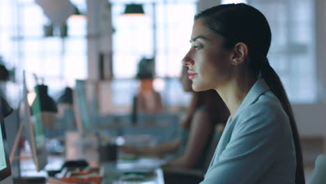 Espacio-De-Trabajo-De-Computadora,-Enfoque-Y-Mujer-De-Negocios