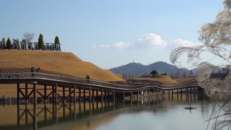 visitantes vistos desde el puente de los sueños en el jardín del lago del jardín nacional de la bahía de suncheonman, parque ecológico de la ciudad de suncheon, corea del sur