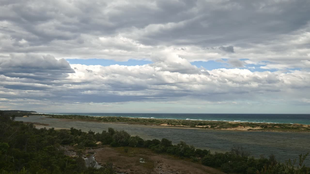 vista desde el mirador sobre los estrechos franceses, en la entrada del río nevado en marlo, gippsland, victoria, australia, diciembre de 2020