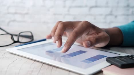 persona que utiliza una tableta para interactuar con un gráfico