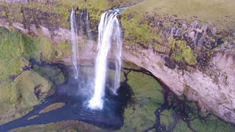 Luftdrohnenaufnahme-Des-Seljalandsfoss-Wasserfalls-In-Mittlerer-Höhe-Im-Süden-Islands