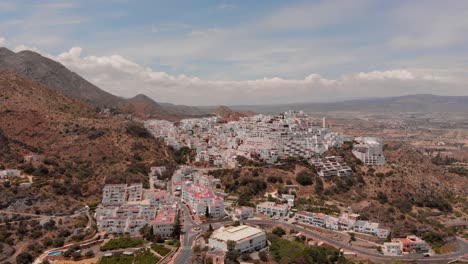 el pueblo blanco de mojácar durante el día