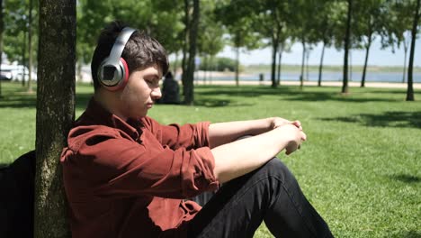 Hombre-Disfrutando-De-Auriculares-En-El-Exterior