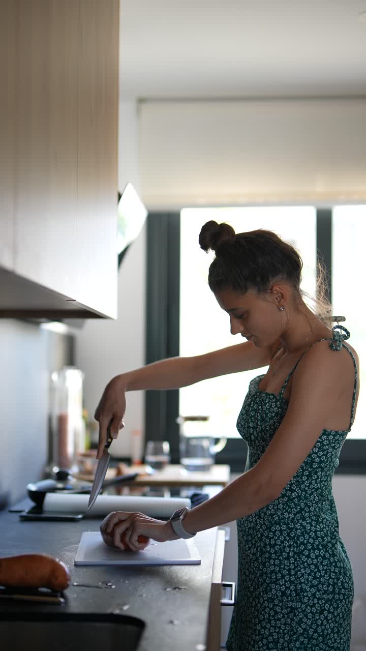 mujer cocinando en una cocina