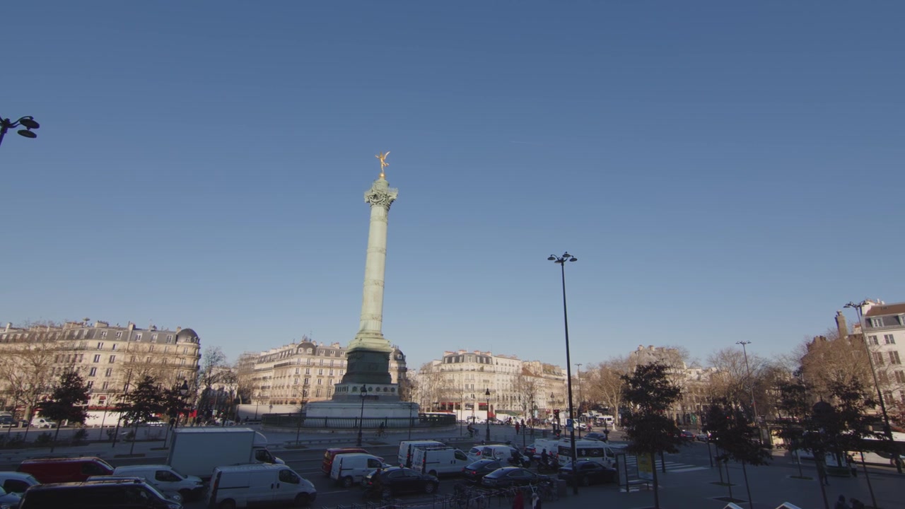 Una vista della colonna con la statua dell'Angelo d'Oro in Place de la Bastille, Parigi, Francia. Inquadratura ampia.