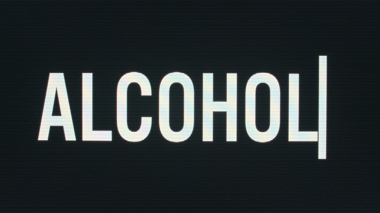 primer plano de alcohol escrito en un monitor de computadora vintage con cursor parpadeante