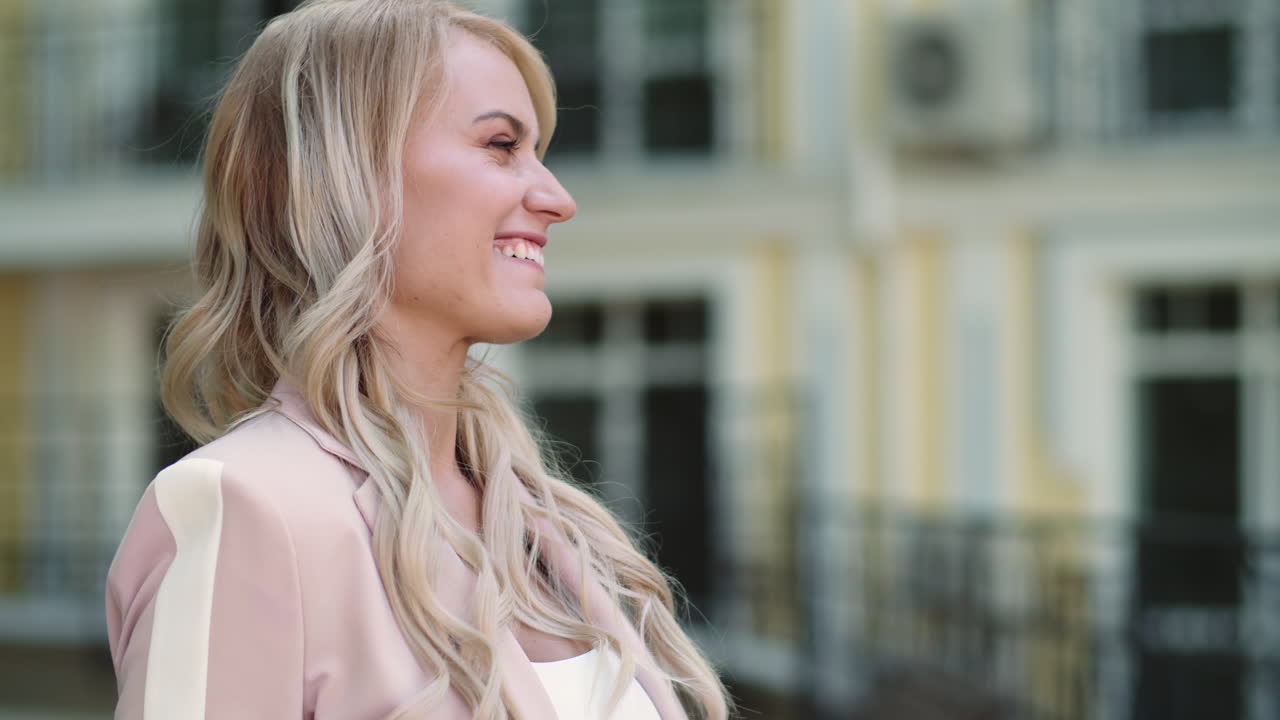 좋은 소식 을 받는 초상화 사업가 여자. 밖 에서 좋은 소식 을 읽는 여자