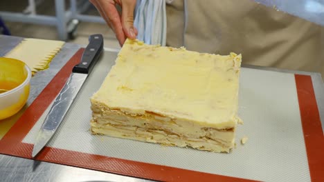 haciendo un postre de pastelería en capas