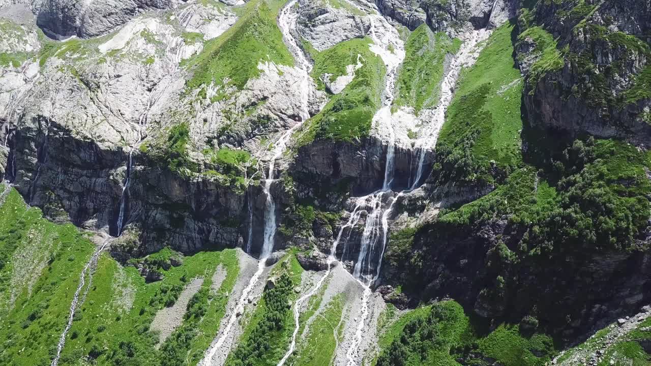 Cascate di montagna e vegetazione lussureggiante
