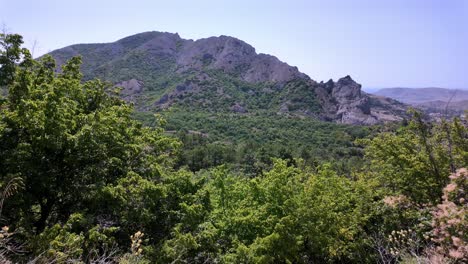 A-scenic-view-of-the-Sudak-mountain-range-in-Crimea,-Russia