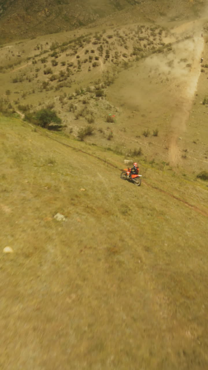 los pilotos hábiles navegan por terrenos ondulados. las motocicletas profesionales se presentan como un borrón de velocidad y precisión en la búsqueda del triunfo. el rugido de los motores