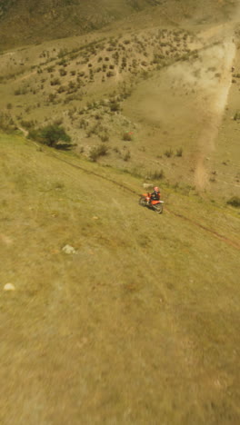los pilotos hábiles navegan por terrenos ondulados. las motocicletas profesionales se presentan como un borrón de velocidad y precisión en la búsqueda del triunfo. el rugido de los motores