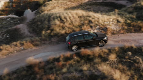 Coche-Todoterreno-Negro-Conduciendo-Por-La-Carretera-Sin-Pavimentar-Durante-El-Viaje-En-Capadocia,-Turquía