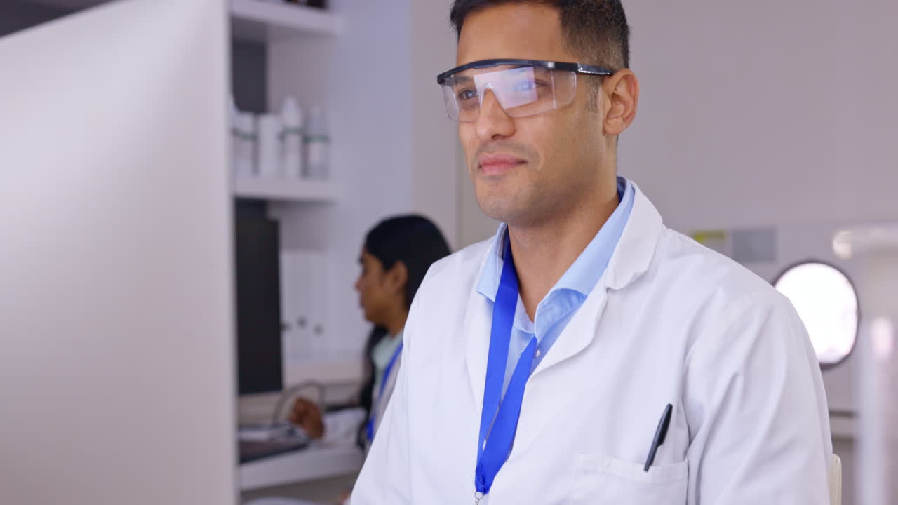 científico en el laboratorio, hombre con sonrisa