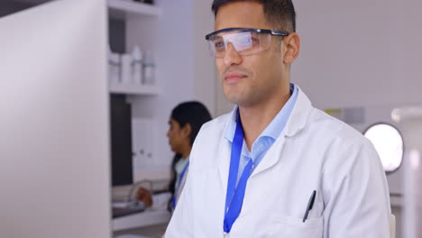 Científico-En-Laboratorio,-Hombre-Con-Sonrisa