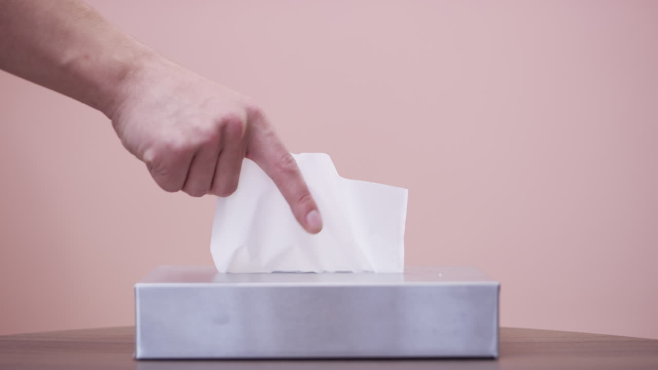 una persona irreconocible que toma un pañuelo