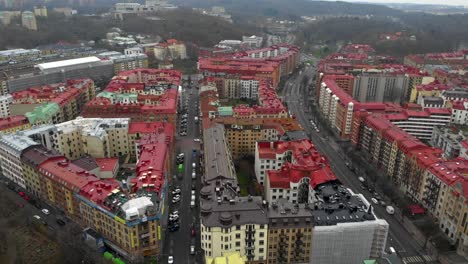 sobrevuelo aéreo de concurridas calles urbanas en el centro de gotemburgo, destino de viaje en europa