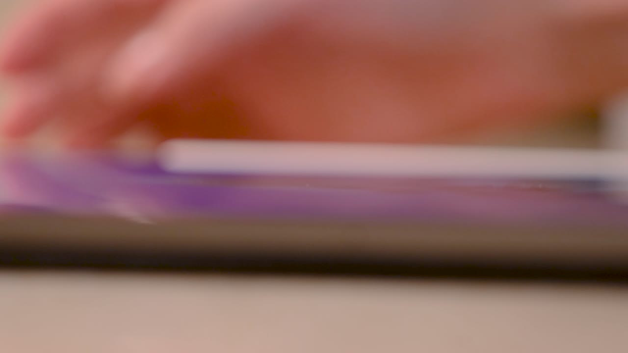 Persona che utilizza un tablet
