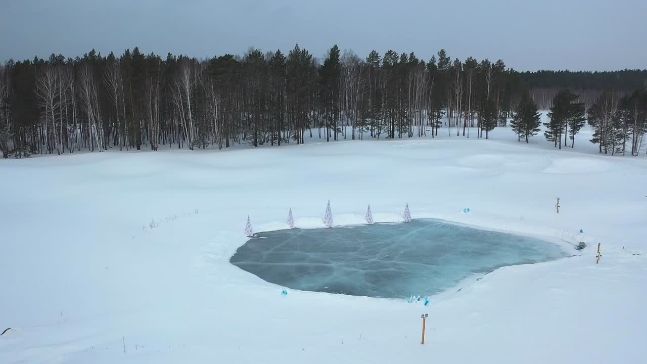 Talvinen golfkenttä jäätyneellä järvellä