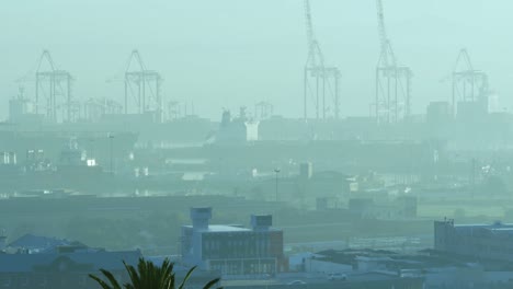 Vista-General-Del-Paisaje-Urbano-Con-Múltiples-Edificios-Modernos-Y-Astilleros-Cubiertos-De-Smog.