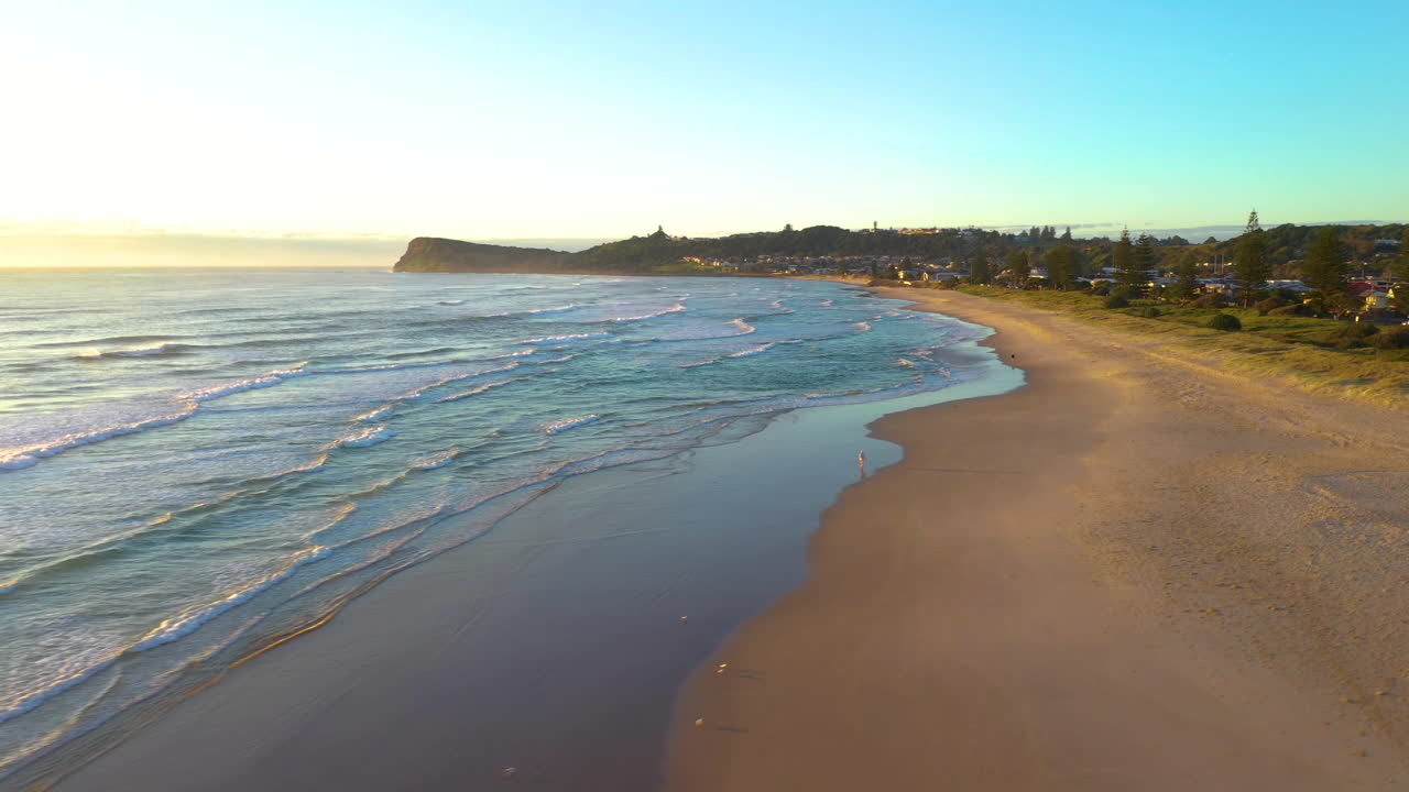 un dron cinematográfico en ascenso disparó al sol en la playa de lennox head, cerca de la bahía de bryon