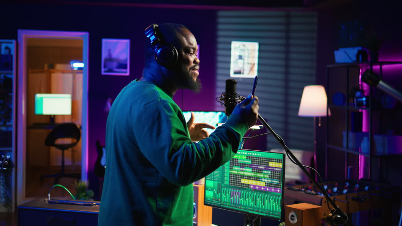 joven artista cantando su nueva creación de canciones en el equipo de micrófono